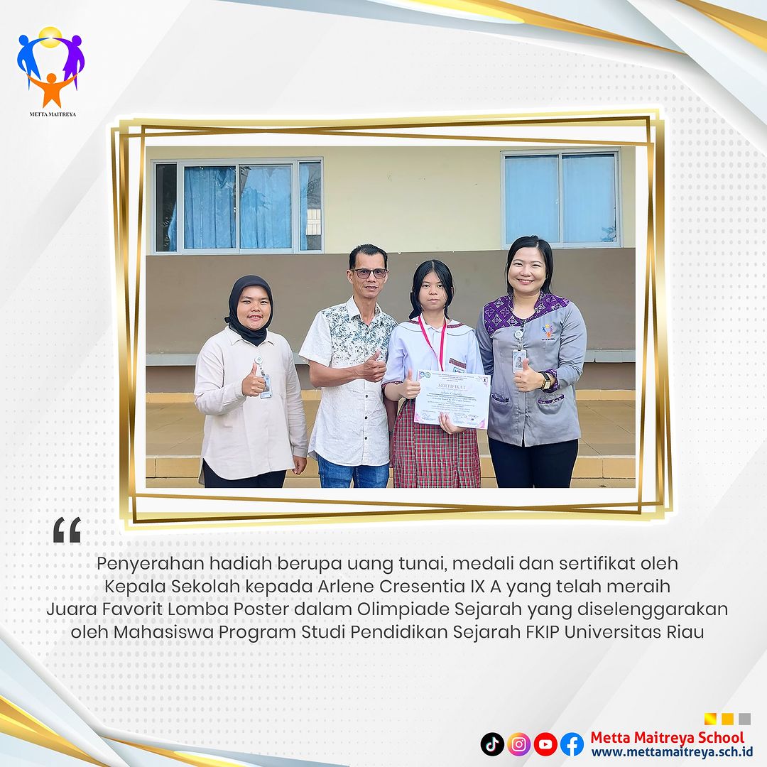 Penyerahan hadiah oleh Kepala Sekolah dalam Lomba Poster Olimpiade Sejarah | SMP METTA MAITREYA